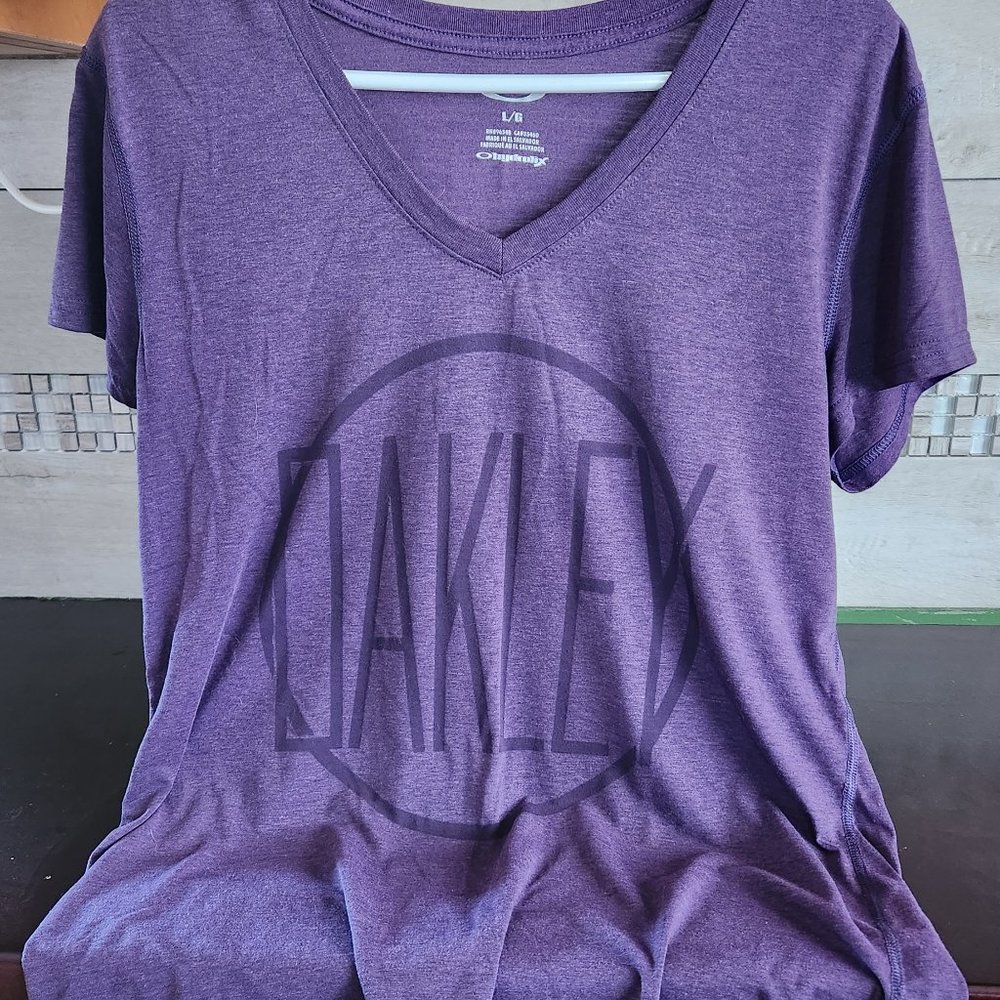 Oakley V-neck tshirt
